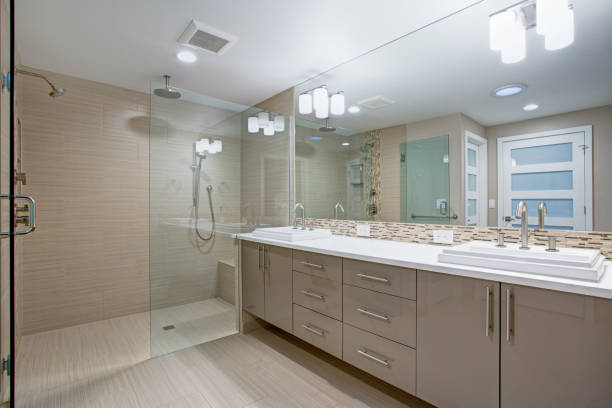 nowoczesna, orzeźwiająca łazienka z beżową podwójną umywalką. - washstand zdjęcia i obrazy z banku zdjęć