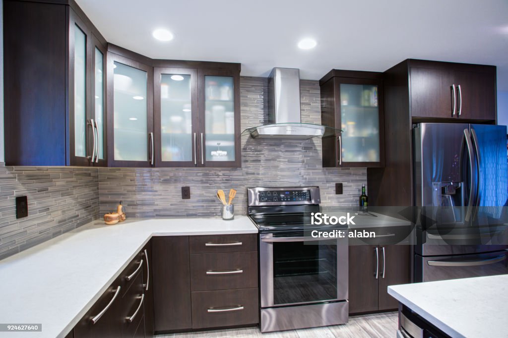 Interior da sala cozinha contemporânea atualizado em tons de brancos e escuros. - Foto de stock de Cozinha royalty-free