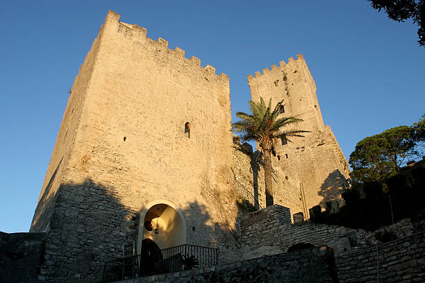 erice castillo con palmeras - trapani sicily erice sky fotografías e imágenes de stock