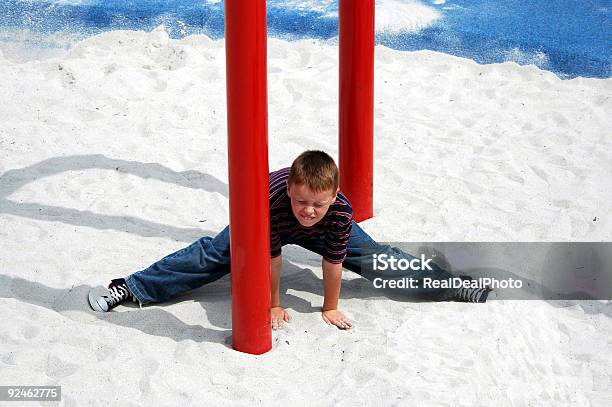 Photo libre de droit de Jeune Garçon En Train De Division banque d'images et plus d'images libres de droit de Aire de jeux - Aire de jeux, Douleur, Enfant