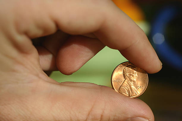 tanie - penny coin human finger human thumb zdjęcia i obrazy z banku zdjęć