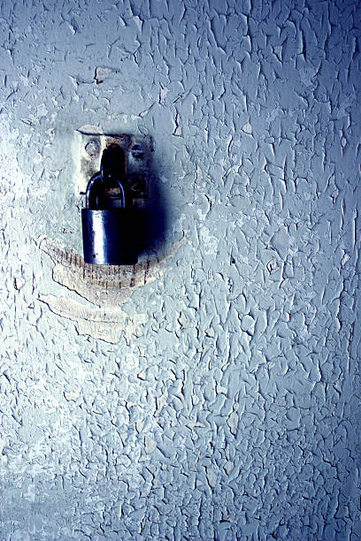 늙음 자물쇠 on 박리 페인트 스톡 사진