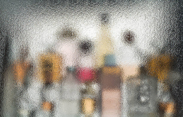 sfondo con bottiglie di profumo 1 - frosted glass glass textured bathroom foto e immagini stock