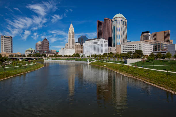 La ciudad de Columbus, Ohio se refleja en el río de Scioto. - foto de stock