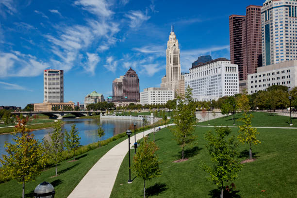 columbus ohio skyline waterfront - columbus park imagens e fotografias de stock