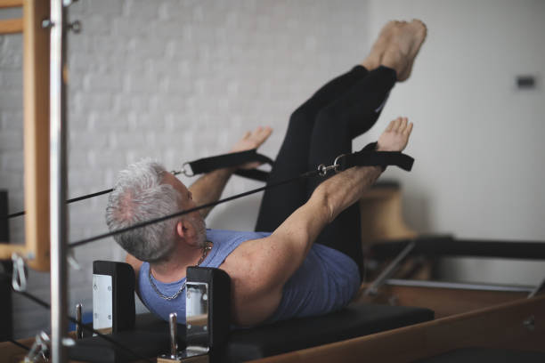 男ピラティス改革運動 - pilates machine 写真 ストックフォトと画像