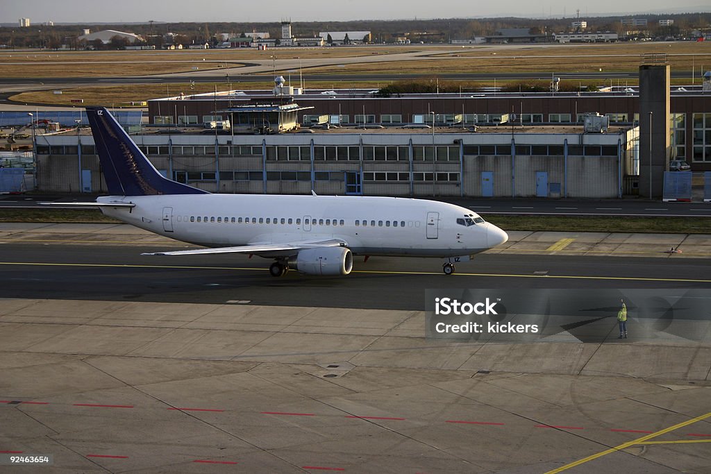 Trabalhador Limpar avião com o polegar para cima - Royalty-free Adulto Foto de stock