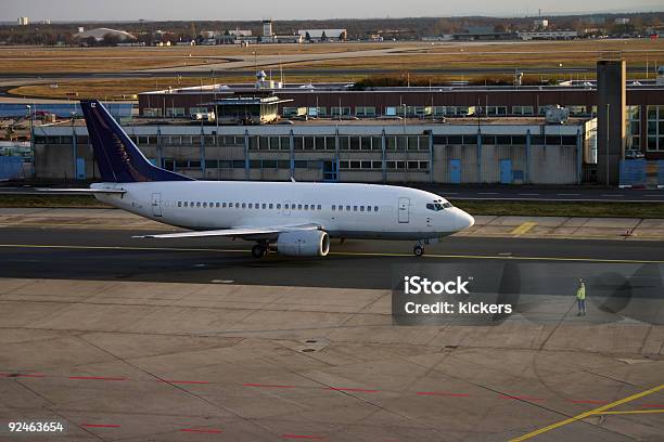 Trabalhador Limpar Avião Com O Polegar Para Cima - Fotografias de stock e mais imagens de Adulto - Adulto, Aeroporto, Aeródromo