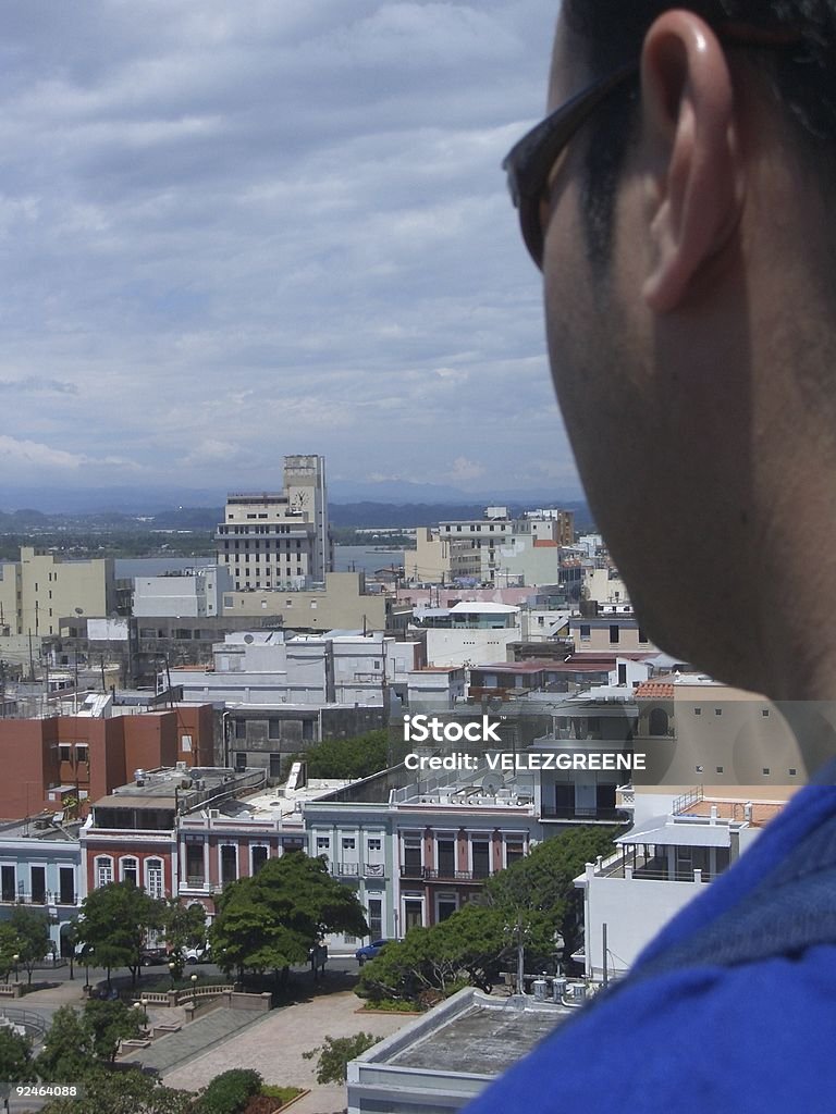 Uomo guardando la Vecchia San Juan - Foto stock royalty-free di Coloniale