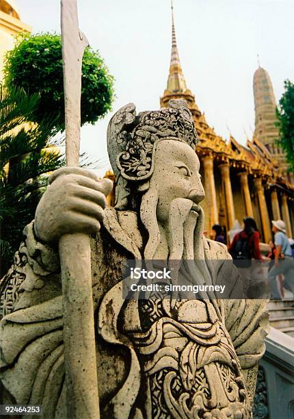 Templo Guarda Bangkoks Grande Palácio - Fotografias de stock e mais imagens de Adulação - Adulação, Ao Ar Livre, Arquitetura