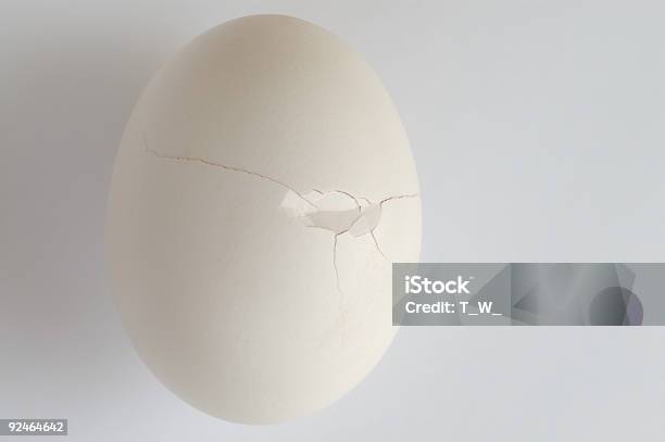 Un Uovo Rotto - Fotografie stock e altre immagini di Alimentazione sana - Alimentazione sana, Assaggiare, Bianco
