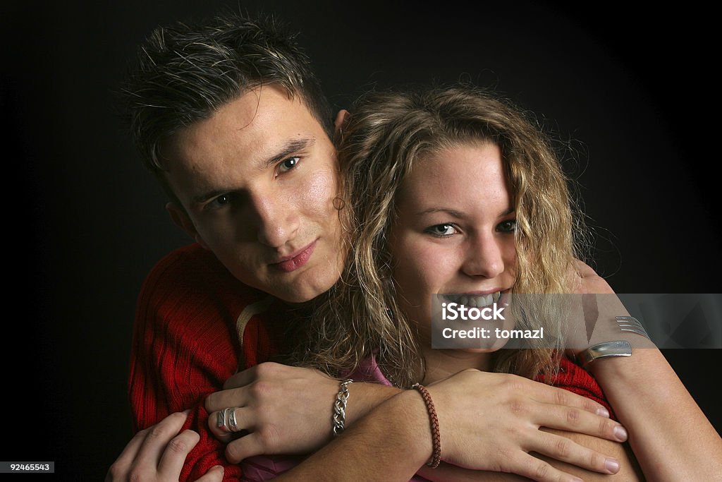 Rodeado de pareja - Foto de stock de 20 a 29 años libre de derechos