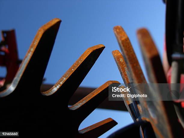 Clawing Skyward Dientes De Acero Foto de stock y más banco de imágenes de Acero - Acero, Afilado, Azul