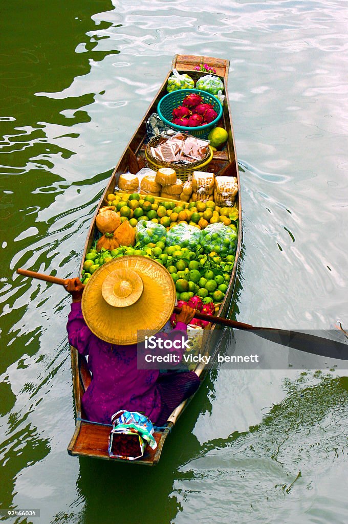 Lady venda frutos do seu barco no mercado, Tailândia Flutuante - Royalty-free Tailândia Foto de stock