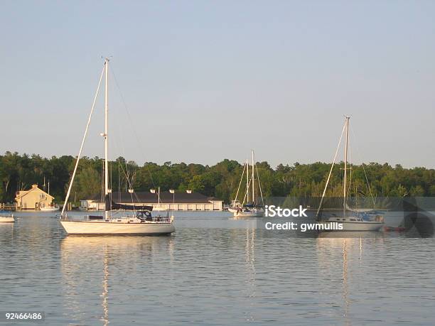 Barche A Vela Ancorata - Fotografie stock e altre immagini di Acqua - Acqua, Albero maestro, Ambientazione esterna