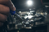 computer-reparatur-mann-eine-cpu-auf-hauptplatine-zu-installieren-die-reparatur-der-zentrale.jpg?b=1&s=170x170&k=20&c=adYGVZxyPdycF-azuURomJ3VvpclukN68uMZ9BBklCo=