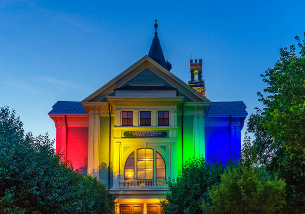 municipio di provincetown massachusetts agosto 2017 alla fine di cape cod provincetown ha una grande popolazione gay di residenti e turisti - provincetown foto e immagini stock