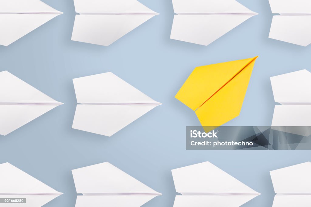 Cambiar conceptos con avión de papel amarillo - Foto de stock de Cambio libre de derechos