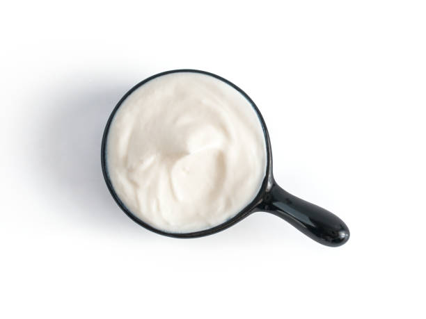 bowl of sour cream isolated on white background - yogurt greek culture milk healthy eating imagens e fotografias de stock