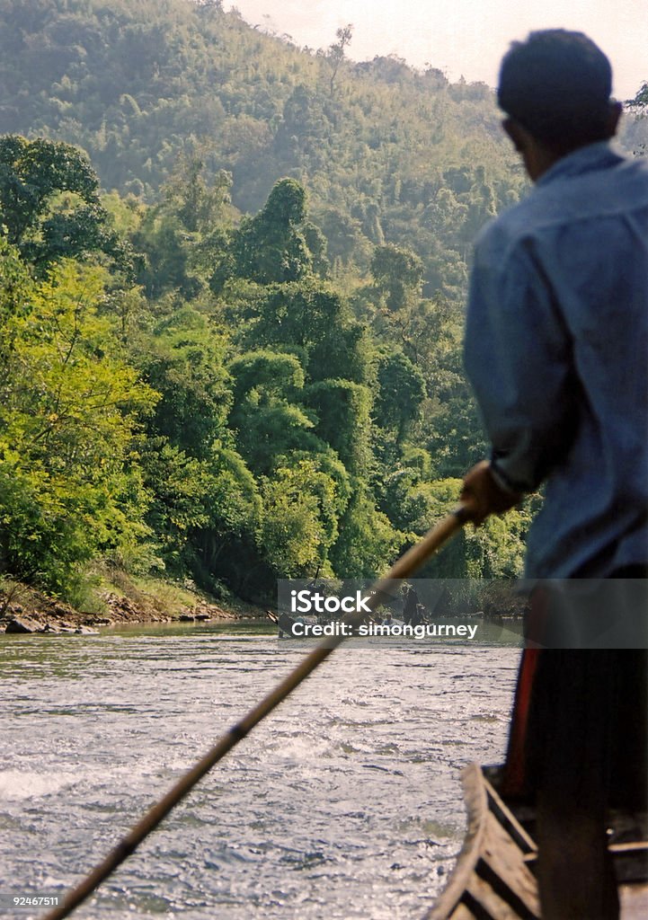 boatman navegando river rapids laos - Foto de stock de Andar de Chalana royalty-free