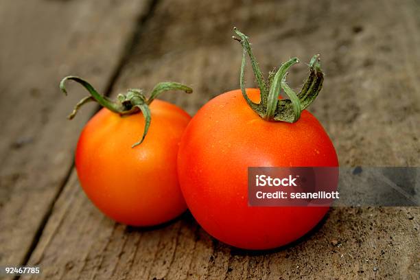 Dois Tomates - Fotografias de stock e mais imagens de Alimentação Saudável - Alimentação Saudável, Almoço, Caule de planta