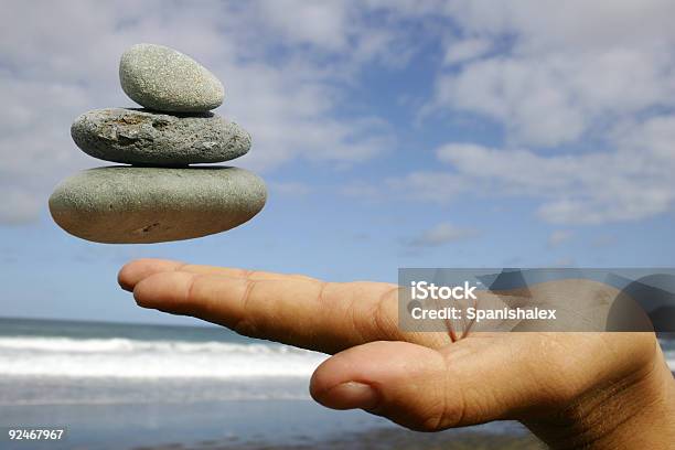 Foto de Mão E Flutuante De Cascalho e mais fotos de stock de Abstrato - Abstrato, Acontecimentos da Vida, Alcançar