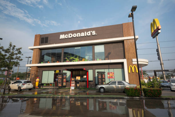 une branche de mcdonald au parc le paseo - bangkok mcdonalds fast food restaurant asia photos et images de collection