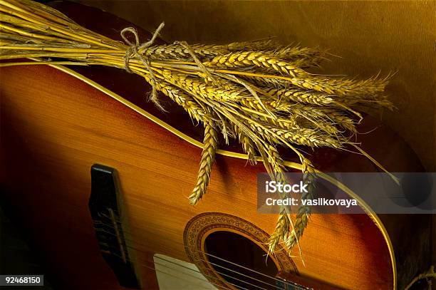 Photo libre de droit de Blé Et De Guitare banque d'images et plus d'images libres de droit de Acajou - En bois - Acajou - En bois, Agriculture, Aliment