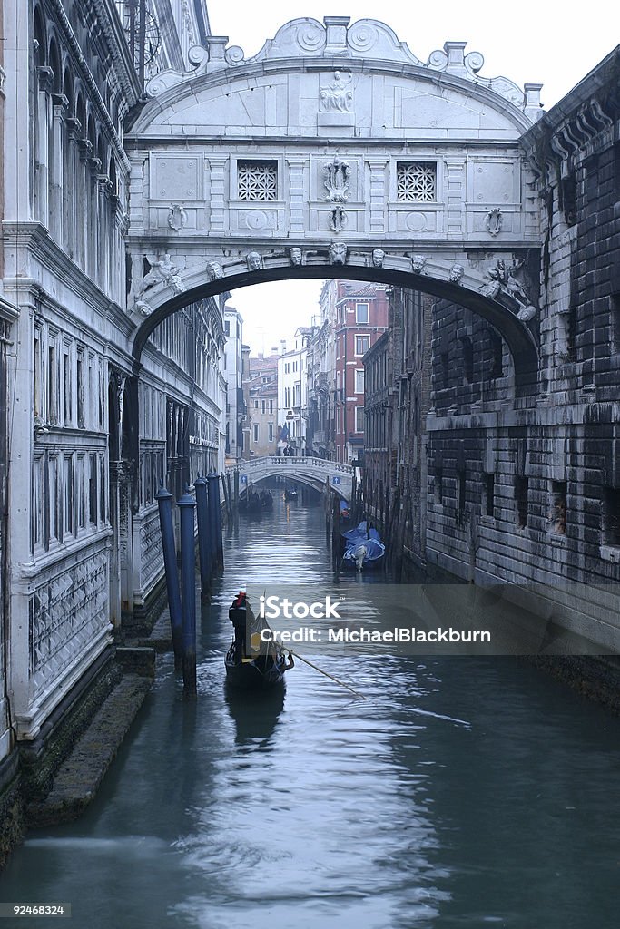 Lugares-Italia, Venecia, Góndola debajo del puente de los suspiros - Foto de stock de Agua libre de derechos