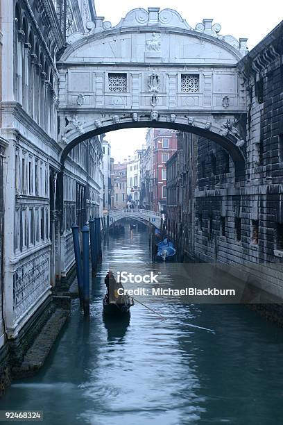 Lugaresitalia Venecia Góndola Debajo Del Puente De Los Suspiros Foto de stock y más banco de imágenes de Agua