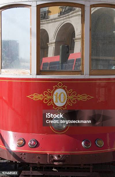 Streetcar A Lissabon - Fotografie stock e altre immagini di 10-11 anni - 10-11 anni, Capitali internazionali, Centro della città