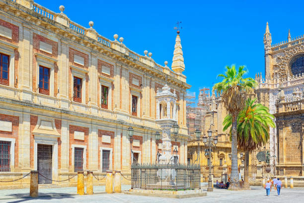 archivo general de indias (archivo general de indias), ubicado en el intercambio de antiguos comerciantes de sevilla, españa. - plaza de espana sevilla town square seville fotografías e imágenes de stock