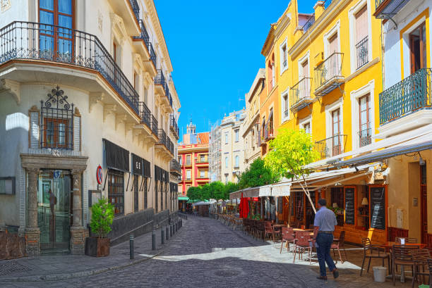 centro de la ciudad de sevilla - es la ciudad capital y más grande de la comunidad autónoma de andalucía y la provincia de sevilla, españa. - plaza de espana sevilla town square seville fotografías e imágenes de stock