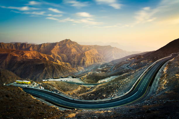 jabal jais la montagna più alta degli emirati arabi uniti - east middle road desert foto e immagini stock