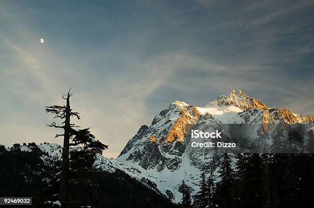 Montanha Shuksanlua Crescente Como Conjuntos De Sol - Fotografias de stock e mais imagens de Agulha - Parte de planta