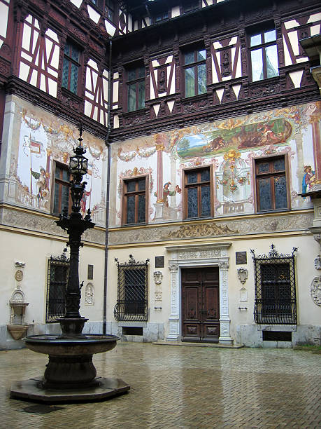 château de peles, roumanie – cour intérieure - sinaia photos et images de collection