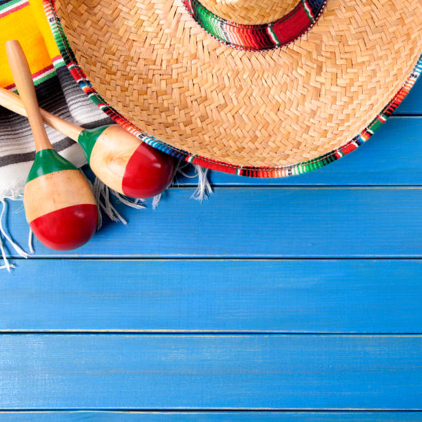 istock Mexico hat cinco de mayo wood background 924693448