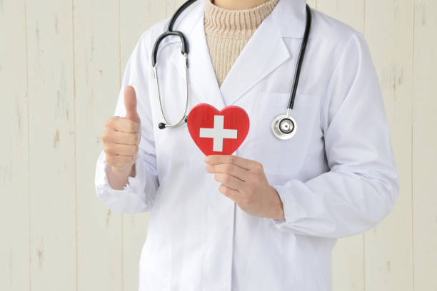 concetti medici, supporto sicuro e aiuto - human heart care heart shape stethoscope foto e immagini stock