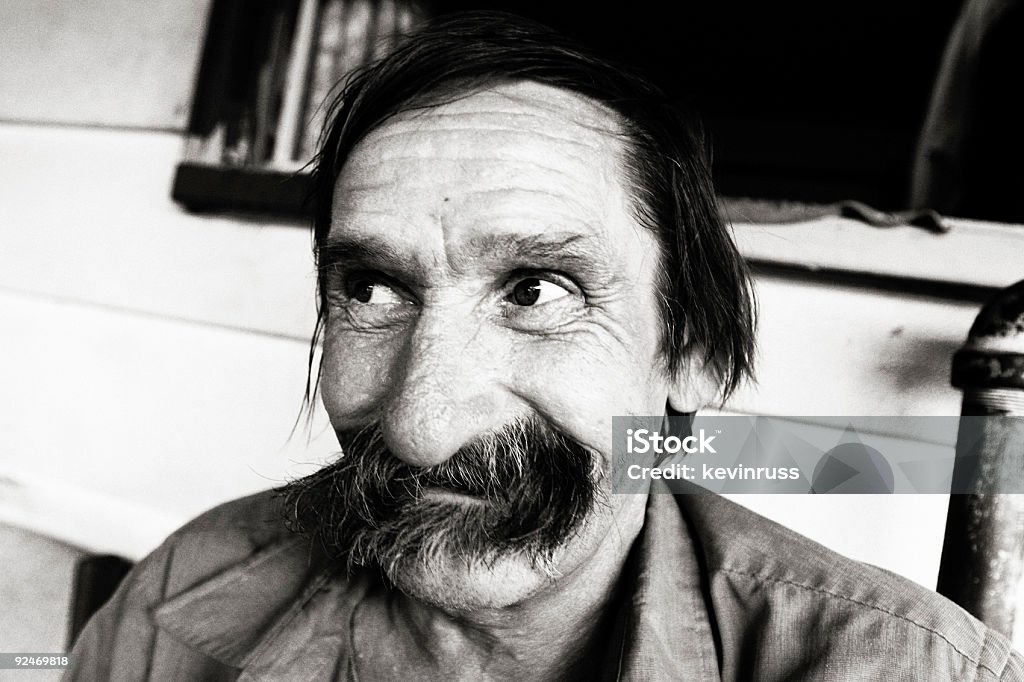 Szczęśliwy stary człowiek uśmiech z duże Wąsy - Zbiór zdjęć royalty-free (Aktywni seniorzy)