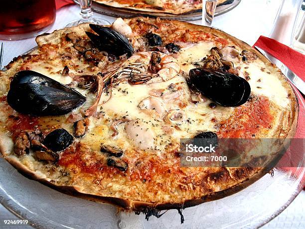 Foto de Pizza Com Frutos Do Mar e mais fotos de stock de Comida - Comida, Comida italiana, Comida para Viagem