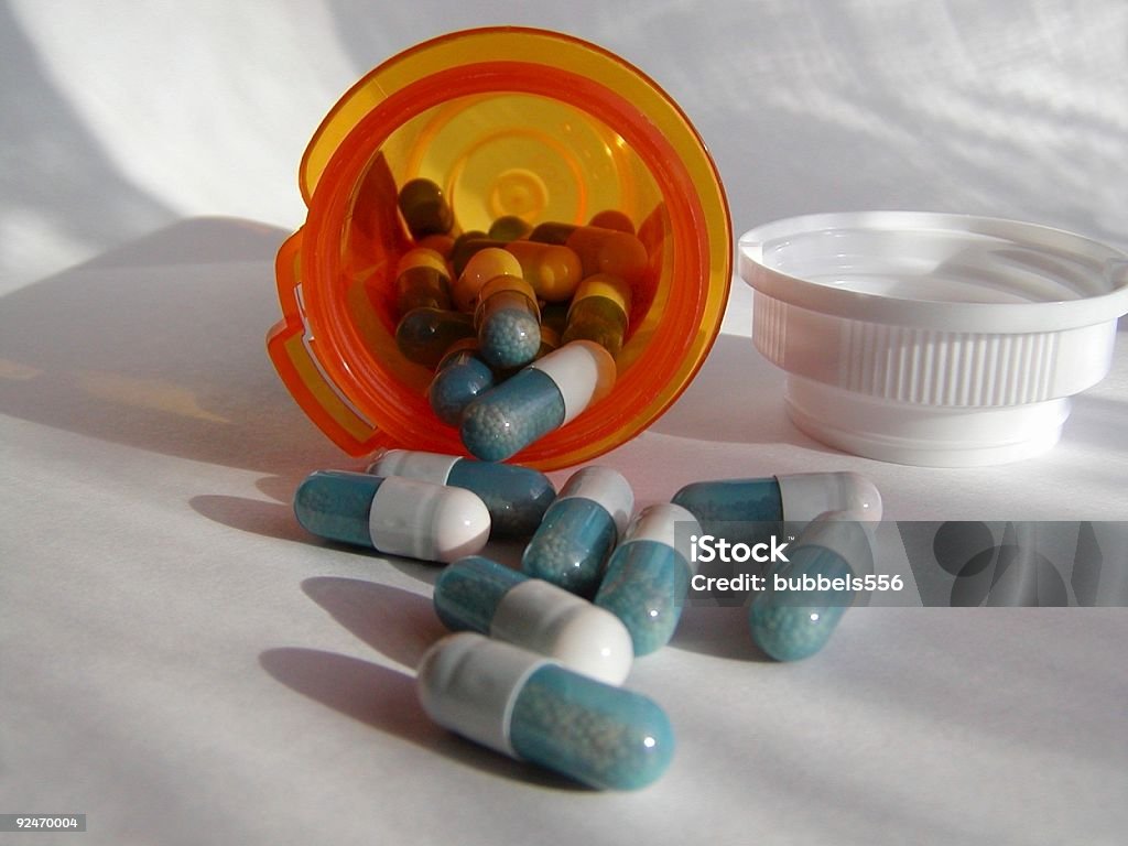Vertido pastillas - Foto de stock de Asistencia sanitaria y medicina libre de derechos
