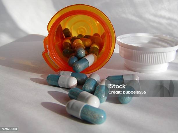 Versato Pillole - Fotografie stock e altre immagini di Bottiglia - Bottiglia, Capsula, Close-up