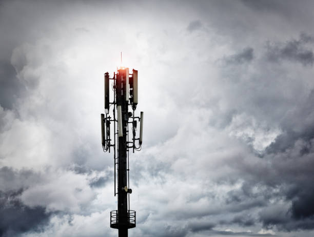 torre del repetidor de teléfono móvil contra un cielo tormentoso - moody sky audio fotografías e imágenes de stock