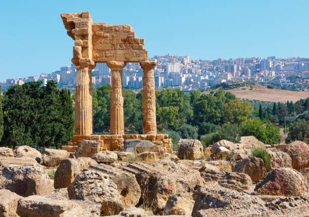 valle de los templos, agrigento, sicilia, italia - greek culture agrigento landscape colonnade fotografías e imágenes de stock