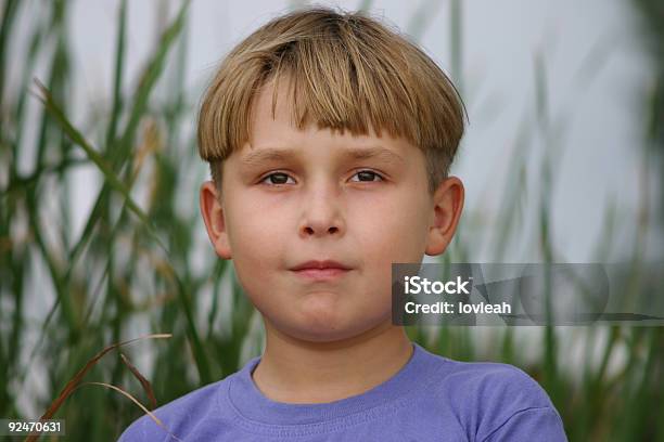 Kind Durch Wasser Reeds Stockfoto und mehr Bilder von Betrachtung - Betrachtung, Ein Junge allein, Eine Person