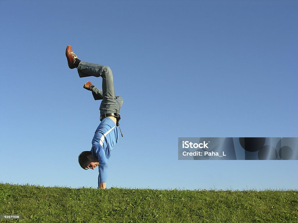 Человек с руками на небесно-голубой - Стоковые фото В воздухе роялти-фри