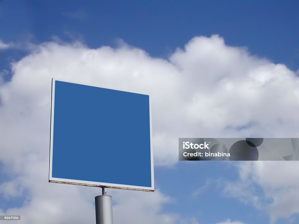 billboard nel cielo blu - Foto stock royalty-free di Annuncio