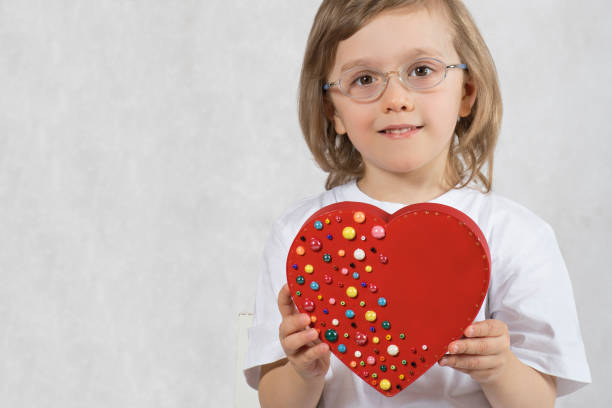 istock Boy of five years with a red box. 924716118
