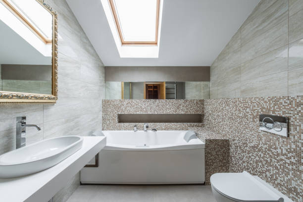 ロフトアパートの豪華なバスルームのインテリア"n - loft apartment bathroom mosaic tile ストックフォトと画像