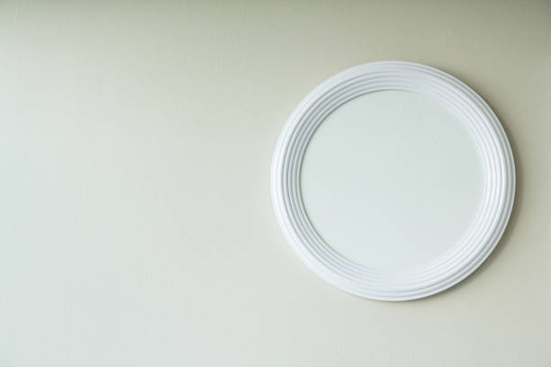 белый круг кадр на белой стене, белый гипс рамы комнате украшения - oval shape фотографии стоковые фото и изображения